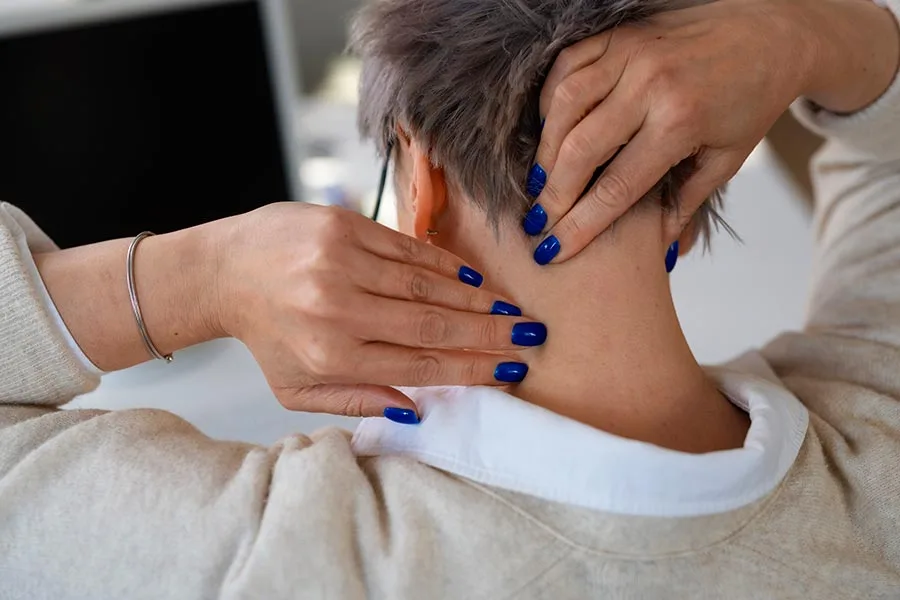 Imagen ilustrativa de dolor cervical apto para su tratamiento con terapia miofascial.