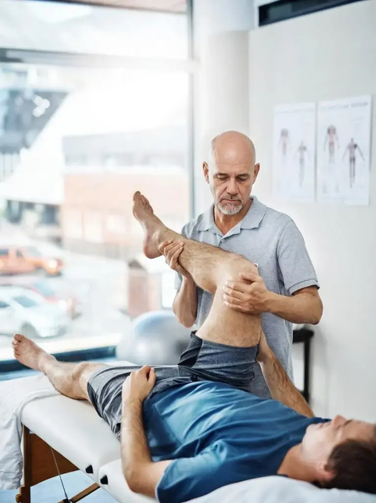 Representación visual creada con Inteligencia Artificial de Luis Alberto Díaz aplicando terapía de osteopatía a un paciente.