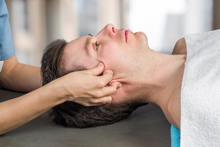 Imagen ilustrativa de un tratamiento de fisioterapia para migrañas y vértigos.